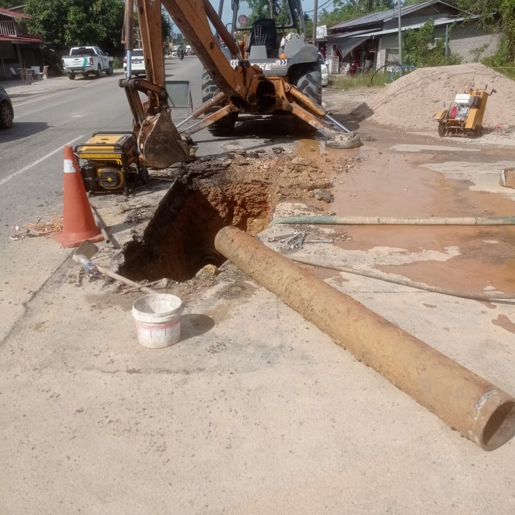 Paip Inci Kerja -kerja kecemasan pembaikian paip utama 8 inci yang pecah di Kg ...